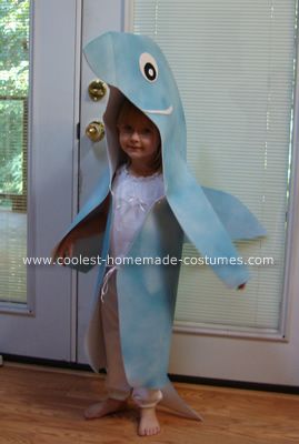 Dolphin / Shark Costume - foam, glue, spray paint.  For parade just do headpiece and dress in grey or blue. Diy Dolphin Costume, Fish Costume Kids, Diy Dolphin, Fish Costumes, Whale Costume, Sea Creature Costume, Creature Costume, Dolphin Costume, Nemo Costume