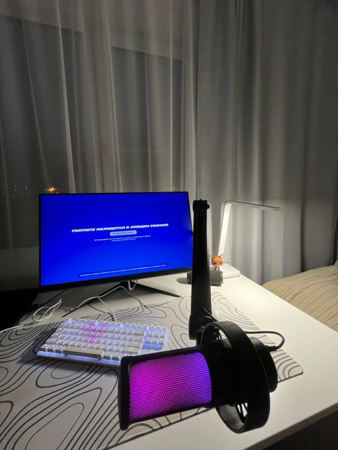 fortnite, gaming, night Fortnite Setup, Small Room Setup, Setup Pc, Nice Rooms, Gaming Desk Setup, Setup Gamer, Crop Hair, Pc Setups, Gamer Room