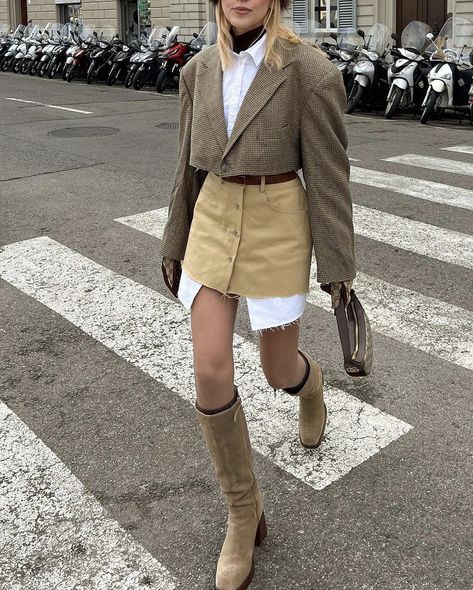 Beige Mini Skirt Outfit, Brown Boots Outfit Fall, Rich Girl Vibes, Cropped Blazer Outfit, Outfit Cowboy Boots, Gucci Gloves, Suede Skirt Outfit, Long Boots Outfit, Suede Boots Outfit