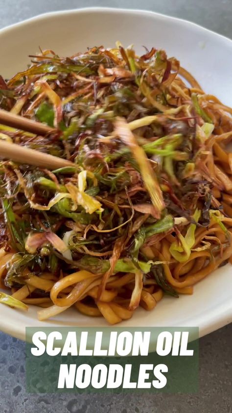 Chinese Scallion Oil Noodles - a simple and humble yet really tasty and aromatic vegan noodle recipe you can make in less than 30 mins. Chinese Food Recipes Noodles, Korean Noodle Recipes, Vegan Noodles Recipes, Scallion Oil, Oil Noodles, Vegan Noodles, Korean Noodles, Noodle Recipe, Noodle Recipes