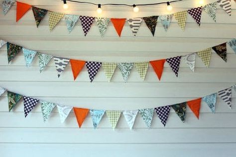 Diy Triangle Banner, No Sew Bunting, How To Make Bunting, Make Bunting, Triangle Banner, Cheap Baby Shower, Diy Banner, Fabric Bunting, Bunting Banner