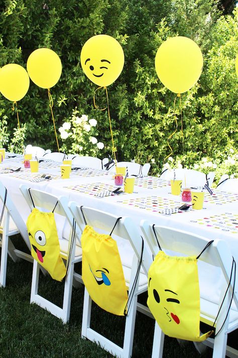 Balloon Theme Party, Emoji Party Decorations, Emoji Invitations, Bday Decoration, Emoji Birthday Cake, Emoji Balloon, Teenager Party, Emoji Birthday Party, Kids Themed Birthday Parties