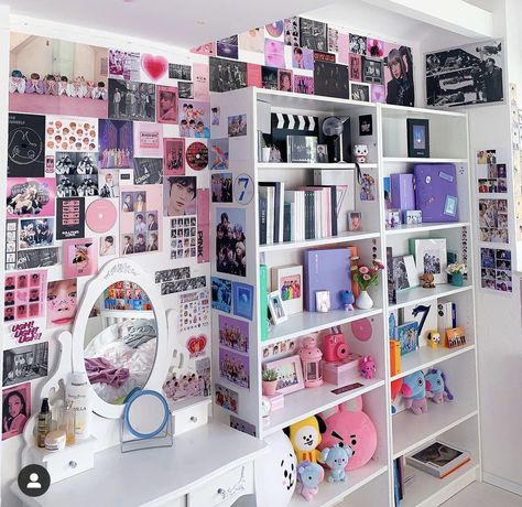 K Pop Shelf Ideas, K Pop Bedroom Ideas, Army Bts Room Ideas, Kpop Shelves, Bts Shelf Ideas, Bts Room Decor, Kpop Rooms, Bts Room, Kpop Shelf Ideas