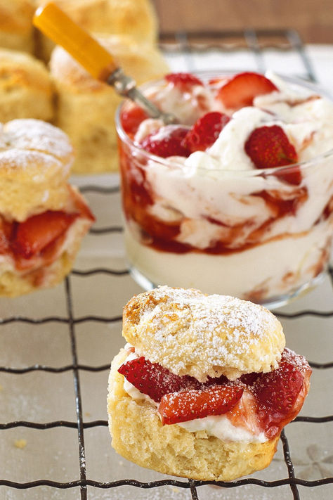 Vanilla-flavoured scones with fresh strawberries and a dollop of cream? How very civilised, not to mention delicious! Flavoured Scones, Vanilla Scones, Savory Scones, Vanilla Icing, Recipe Sweet, Strawberry Cream, Fusion Food, Fresh Strawberries, Strawberries And Cream