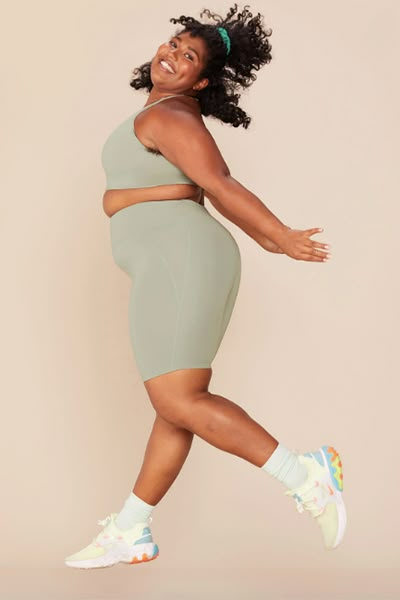 The Best Workout Clothes to Buy RN | The Everygirl Plus Size Posing, Body Reference Poses, Plus Size Brands, Human Poses Reference, Figure Poses, Poses References, Human Poses, Dynamic Poses, Plus Size Models