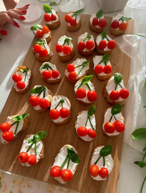 Cute Snacks, Dandelion Recipes, Snacks Für Party, Food Platters, Party Snacks, Summer Desserts, Appetizers Easy, Pretty Food, Cherry Red