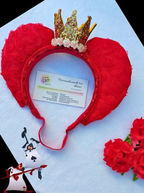 Diadema temática inspirada en la Reyna de corazón de la película Alicia en el país de las maravillas. Alice In Wonderland Musical, Diy Karneval, Mom Halloween Costumes, Creepy Circus, Mom Costumes, Character Dress Up, Queen Of Hearts Costume, Pretty Halloween Costumes, Halloween Queen