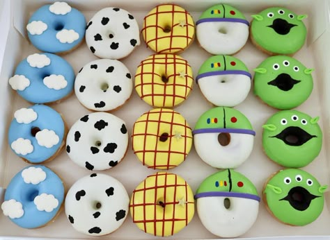 Toy Story Doughnut, Toy Story Donut Wall, Birthday Oreos, Toy Story Cupcakes, Woody Birthday, Toy Story Cookies, Toy Story Party Decorations, Toy Story Baby, Toy Story Theme