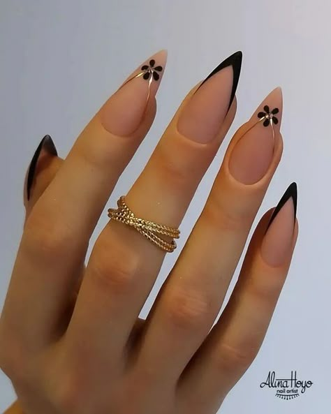 Black And Gold Geometric Nails, Black Almond Nails Designs Simple, Black And Gold French Nails, Short Stilleto Nails Design, Cute Stilleto Nails, Simple Stiletto Nails Designs, Short Stiletto Acrylic Nails, Black And Gold Almond Nails, Nail Art Designs Stiletto