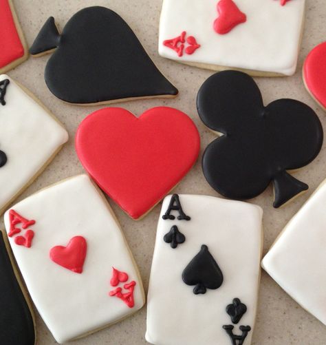 Playing Cards Cookies Decorated, Queen Of Hearts Cookies, Playing Card Cookies, Casino Cupcakes, Card Cookies, Queen Of Hearts Card, Chicken Cake, Hearts Card, Poker Party