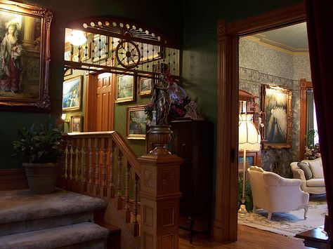 Victorian Foyer, Vintage Rooms, Old House Interior, Victorian Parlor, Victorian Home Interior, Victorian Interior, Victorian Interiors, Interiors Dream, Victorian Decor