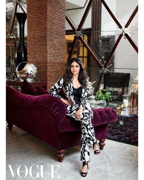 Celebrity Houses Interior, Vintage Art Deco Interior, Gauri Khan, Art Deco Interior Design, Interior Design Website, Corner Sofa Set, Bungalow Design, Indian Homes, Indie Room