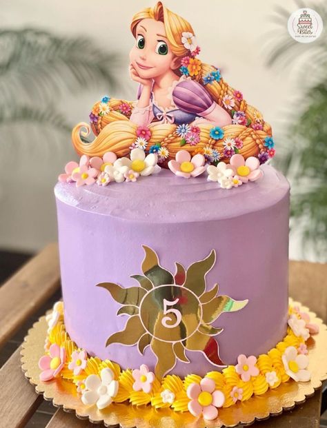 Rapunzel Birthday Cake Simple, Tangled Theme Cake, Tangled Cake Rapunzel, Rapunzel Birthday Party Cake, Rapunzel Cake Ideas Simple, Pastel Rapunzel, Rapunzel Torte, Tangled Birthday Cake, Tangled Cupcakes