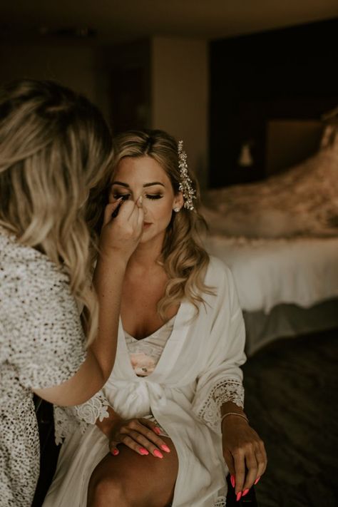 Morning Wedding Pictures, Bride Photoshoot Getting Ready, Wedding Picture Ideas Bride Getting Ready, Wedding Bridal Getting Ready, Bride Wedding Morning, Morning Of Wedding Photography, Prom Get Ready Photos, Must Have Wedding Photos Getting Ready, Bride Picture Ideas Getting Ready