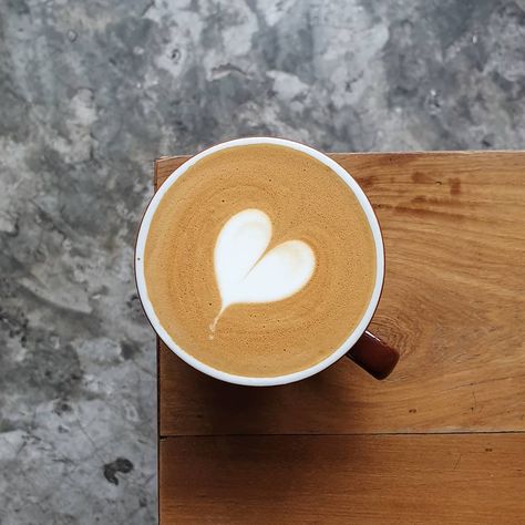 Coffee Art Aesthetic, Latte Art Aesthetic, Heart Latte Art, Coffee Dates Aesthetic, Coffee Designs Art, Minimal Coffee, Cappuccino Art, Coffee Prices, Coffee Latte Art