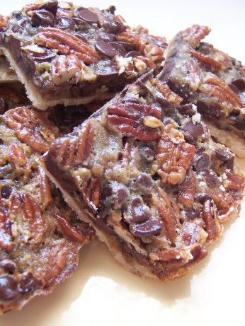 If chocolate and pecan pie are among your favorites, you should give these delicious bars a try from Martha Stewarts Everyday Food. Chocolate Pecan Pie Bars, Pie Bars Recipe, Pecan Pie Bars Recipe, Pie Crust From Scratch, Pecan Brownies, Pie Bar Recipes, Pecan Bars, Whoopie Pie, Chocolate Pecan Pie