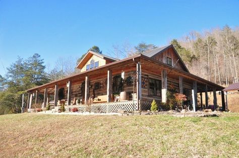 Talk about country living. Small Barns, Living Room Floor Plans, Kentucky Home, Small Log Cabin, Beautiful Cabins, My Old Kentucky Home, Country Lifestyle, Open Living Room, Fish Ponds