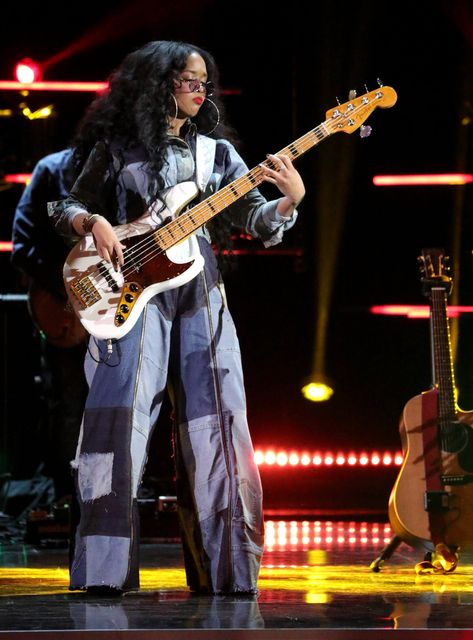 H.E.R. at the 2020 NAACP Image Awards H.e.r Guitar, Her Music Artist, H.e.r Outfits Singer, Her Singer Aesthetic, H.e.r Fashion, H.e.r Outfits, Her Artist, Black Guitarist, H E R Aesthetic