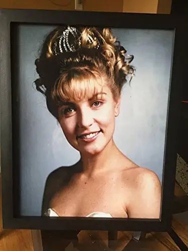 Laura Palmer "Home Coming PIcture" Framed Twin Peaks Collectible "Who Killed Laura Palmer" 8.5 x 11 Photo Sheryl Lee Twin Peaks, Twin Peaks Wallpaper, Twin Peaks Laura, Twin Peaks Poster, Twin Peaks Tv, Twin Peaks Laura Palmer, Twin Peaks 1990, Twin Peaks Fire, Log Lady