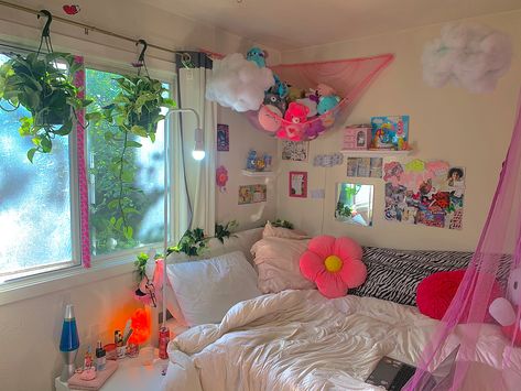 Aesthetic Room Y2k, Room Inspiration Y2k, Pink Indie Room, Bedroom Ideas Y2k, Y2k Bedroom Ideas, Y2k Bedroom Aesthetic, Y2k Room Aesthetic, Y2k Dorm Room, Y2k Aesthetic Room