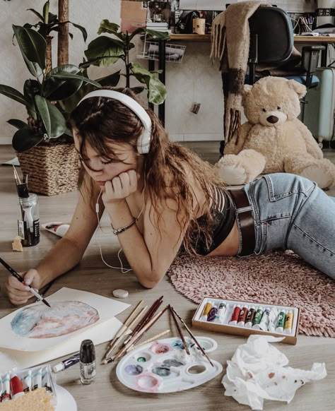 Painter Woman Aesthetic, Paint Artist Photoshoot, Artist Posing With Painting, Crafting Photoshoot, Painter Aesthetics, Painting Photoshoot Ideas, Ideas Fotos En Casa, Tyler Parker, Painting Photoshoot