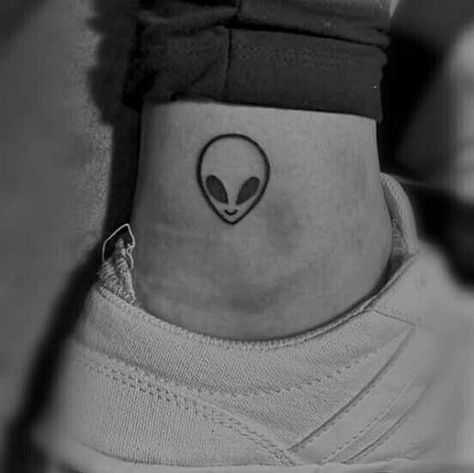 Small Alien Tattoo, Tattoos Pokemon, Alien Tattoo Ideas, Men Finger Tattoos, Alien Tattoos, Fantasy Tattoo, Feather Tattoo Meaning, Ufo Tattoo, Around Arm Tattoo