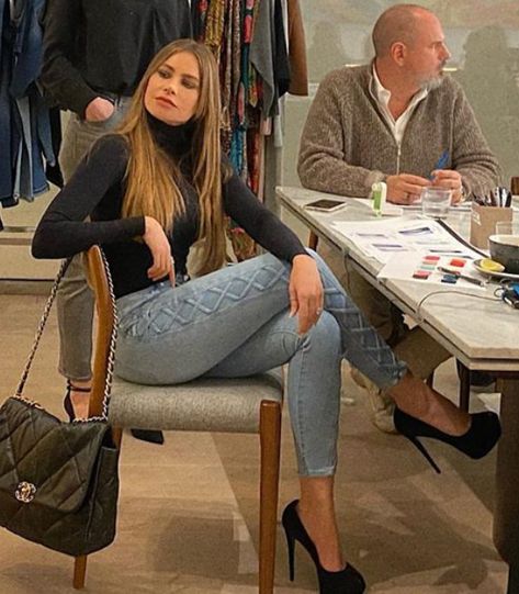 Gloria Pritchett Outfits, Modern Family Outfits, Gloria Modern Family, Jeans And Pumps, Gloria Pritchett, Sofia Vergara Style, Sophia Vergara, Soft Dramatic, Joe Manganiello