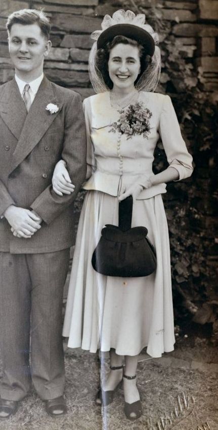 1948 wedding fashion. Bride and groom-Vintage Wedding #1940s #vintagephoto #1940sfashion #wedding #bride #vintagewedding 1930 Wedding Dress, 1940s Weddings, Vintage Marriage, 1940s Wedding Dress, 1940s Photos, 1940s Wedding, Vintage Groom, 1940's Fashion, Fashion 1940s