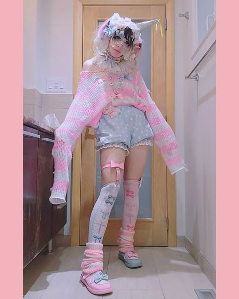 Kawaii Clown Outfit, Decora Outfits Pastel, Pink Clowncore Outfit, Pastel Kidcore Clothes, Pastel Clowncore Aesthetic, Pastel Kidcore Aesthetic Outfit, Kidcore Fashion Pastel, Pastel Clowncore Outfit, Soft Kidcore Outfits