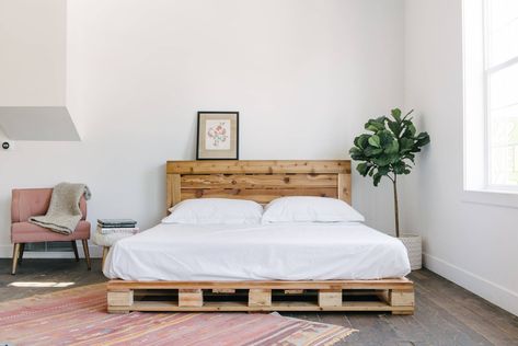 DIY Pallet Bed Ideas for the Modern Home Pallet Platform Bed, Pallet Bed Frame Diy, Wood Pallet Beds, Pallet Bed Frame, Pallet Lounge, Diy Pallet Bed, Diy Platform Bed, Pallet Headboard, Pallet Beds