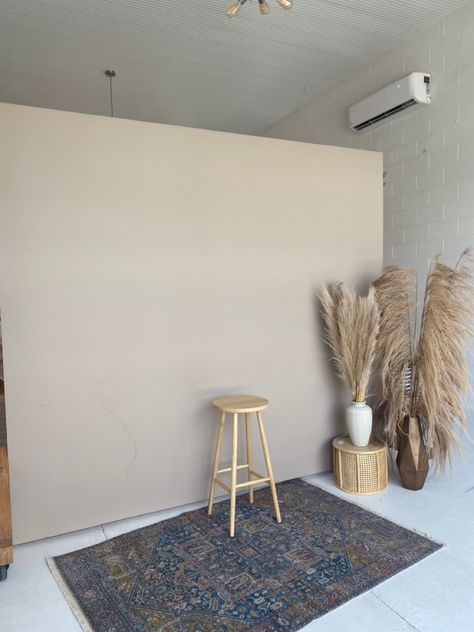 Neutral Photo Studio, Indoor Photography Studio Setup, Fall Photography Studio, Small Home Photo Studio, Photography Studio Waiting Area, Beige Backdrop Photoshoot, Shoot Setup Ideas, Photo Studio Organization, Small Film Studio