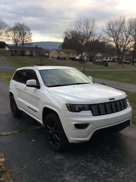 Suv Mom Car, Jeep Grand Cherokee Aesthetic, Suv Aesthetic, Mom Suv, Small Jeep, White Jeep Grand Cherokee, Small Suv Cars, Jeep Cheroke, Car Manifestation