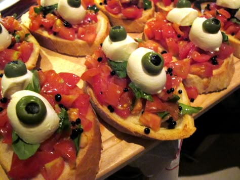 Eyeball Bruschetta Bruschetta Halloween, Halloween Bruschetta, Recetas Halloween, Halloween Buffet, Halloween Breakfast, Halloween Food Appetizers, Healthy Halloween Treats, Fun Halloween Food, Halloween Party Dinner