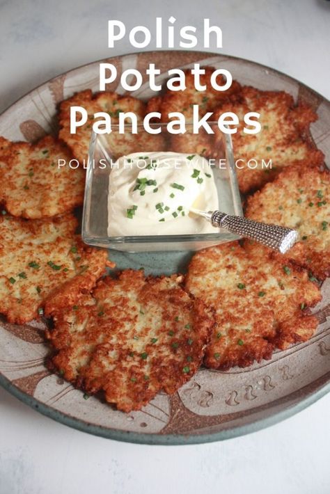 Authentic Polish Potato Pancakes - comfort food at it's best! Enjoy them plain, or top with sour cream, or even gulasz! Polish Potato Pancakes, Polish Recipe, Pudding Chia, Recipe Potato, Eastern European Recipes, Potato Pancakes, Potato Side Dishes, Polish Recipes, European Food