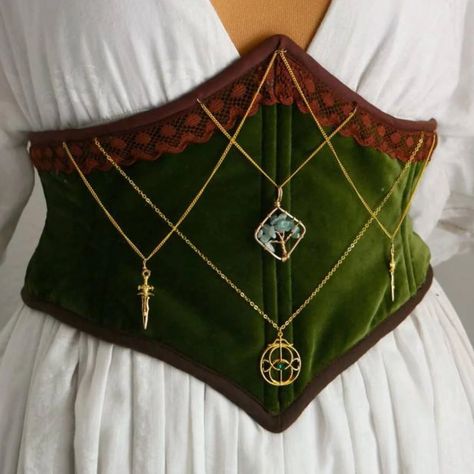 Corset Belts // Euriell Vaire on Etsy Ren Faire Trinkets, Diy Corset Belt, Viking Corset, Leaf Corset, Ren Faire Accessories, Corset Ideas, Corset Belts, Diy Corset, Ren Faire Outfits