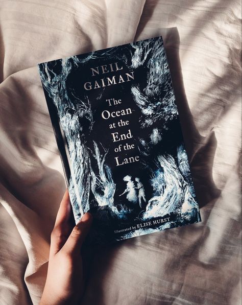 Cozy bed, silhouette, shadow Ocean At The End Of The Lane Aesthetic, Ocean Magic Aesthetic, The Ocean At The End Of The Lane, Neil Gaiman Aesthetic, Dark Magic Aesthetic, Stardust Neil Gaiman, Coraline Neil Gaiman, Neil Gaiman Books, Aesthetic Shadow