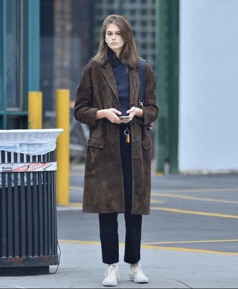 Kaia Gerber Outfits, Kaia Gerber Street Style, Kaia Gerber Style, Quoi Porter, New Street Style, Coat Trends, Outfits With Converse, Fashion Days, Kaia Gerber