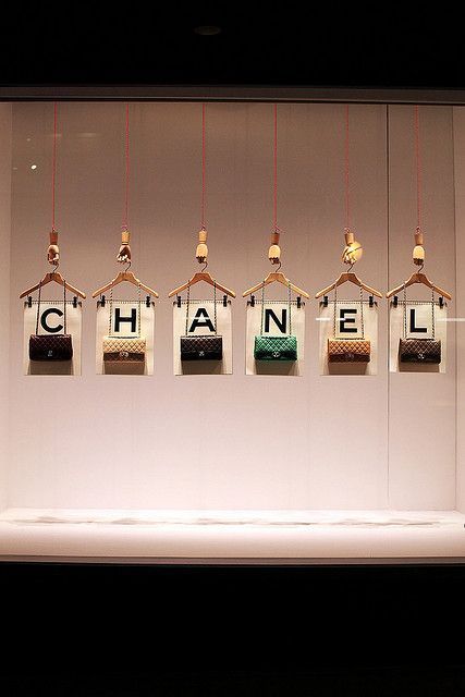 Handbag Display, Chanel Print, Decoration Vitrine, Window Display Ideas, Visual Merchandising Displays, Windows Display, Diy Tote, Retail Windows, Shop Windows