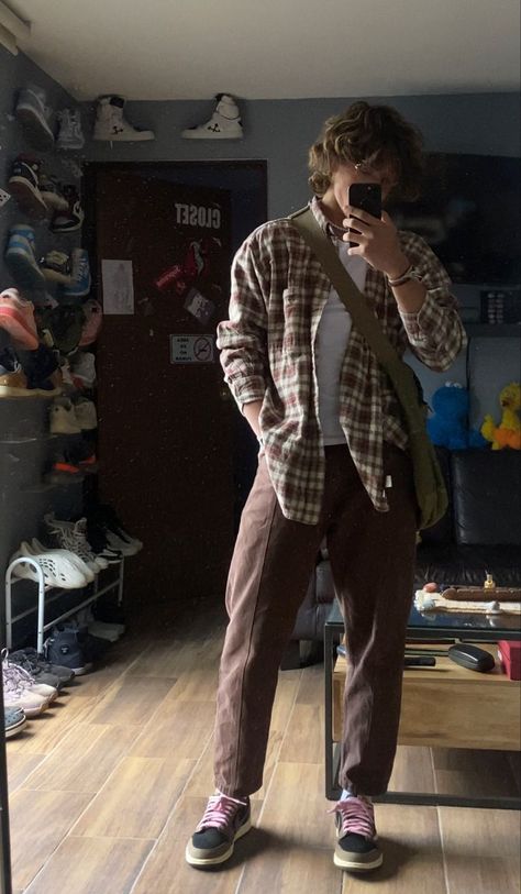 Outfit ideaootdoutfit del diaposemensfashion Mens Clothing Styles Flannel, Hipster Outfits Men Vintage, Guys Corduroy Pants Outfit, Workwear Fits Mens, Outfits With Brown Pants Men, Flannels Outfit Men, Flannels Outfit Guys, Hipster Outfits Hombre, Men’s Brown Outfit