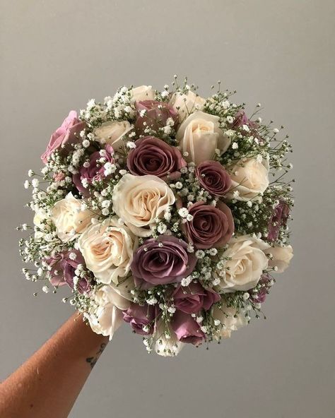 Traditional Bride Bouquet, Flower Bouquet White And Pink, Ramo Natural Quinceanera Pink, Quinceanera Ramos Natural, Quince Ramos Natural, Pink Flower Bouquet Wedding, Flower Bouquet Quinceanera, White And Pink Rose Bouquet, Pink And White Roses Bouquet