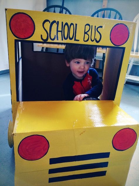 DIY homemade cardboard box school bus Cardboard School Bus, Cardboard Bus, Wheels On The Bus Party, Bus Birthday Party, School Bus Crafts, School Bus Party, Bus Crafts, Bus Party, Escuela Diy