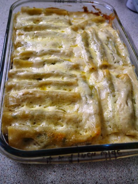 This Muslim Girl Bakes: Chicken and Spinach Cannelloni Bakes Chicken, Veggie Pasta Bake, Spinach Cannelloni, Chicken Lasagne, Cannelloni Pasta, Shell Pasta Recipes, Cannelloni Recipes, In The Name Of Allah, Roasted Tomato Soup