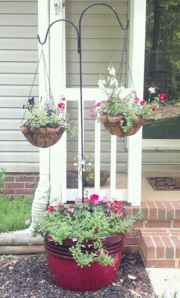 Shepard Hooks Ideas, Shepherd Hooks Garden Ideas, Northern Garden, Hanging Planters Outdoor, Outdoor Curb Appeal, Hook Decor, Curb Appeal Landscaping, Curb Appeal Landscape, Front Porch Steps