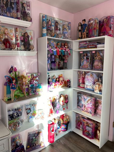 Doll Collection Storage, Doll Collection Display, Doll Collection Room, Bratz Collection Display, Barbie Doll Collection Room, Barbie Storage, Barbie Organization, Monster High Bedroom, Doll Organization