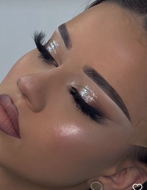 Makeup That Goes With Silver Dress, Makeup Ideas For Prom White Dress, Silver Gold Makeup Look, Silver Prom Dress Makeup, Nye Eye Makeup Blue Eyes, White Silver Makeup Looks, White Smokey Eye Makeup, Prom Black Dress Makeup, Red Carpet Eye Makeup