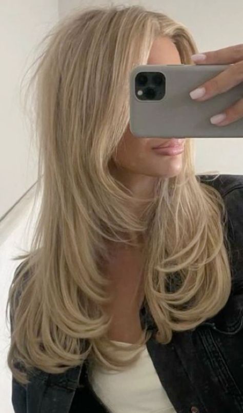 Blonde Hair Styles Layers, Medium Blonde Hair Inspiration, Blonde Long Haircuts, Haircuts Long Hair Straight, Blonde Dye Ideas, Long Layers Blonde Hair, Blonde Layered Hair Medium, Layered Haircuts Blonde, Long Layered Blonde Hair