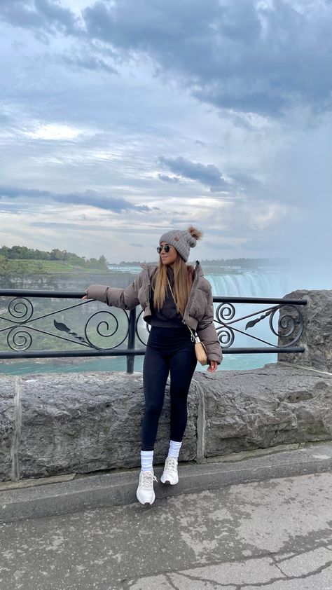 Outfit Niagara Falls , Niagara Falls , canada , outfit canada otoño Outfit For Canada Winter, Chile Winter Outfit, Outfit Ideas For Niagara Falls, Snow Outfit Ideas For Women, Spring Canada Outfit, Peru Winter Outfits, Canada Vacation Outfits, Niagara Outfit, Cold Travel Outfit