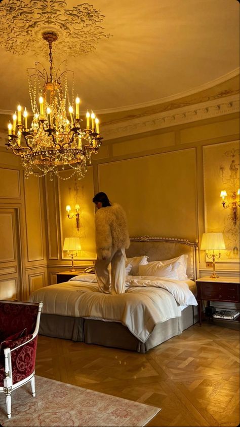 French Hotel Bedroom, Vintage Parisian Interior, Pretty Hotel Rooms, Parisian Hotel Room, Chic Aesthetic Bedroom, London Apartment Bedroom, Old Money Bedroom Aesthetic, Parisian Bedroom Aesthetic, Regal Bedroom