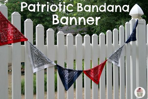 Patriotic Bandana Banner. This would also be cute decor for a cowboy/cowgirl themed birthday party. Bandana Banner, Ways To Wear Bandanas, Patriotic Projects, Country Party, Western Theme Party, How To Make Banners, Western Parties, Cowboy Party, Cowgirl Party