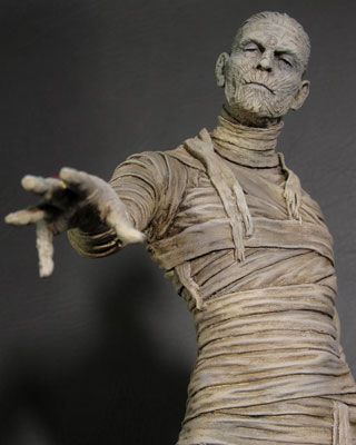 mummy costume Halloween Hombre, Mummy Costume, Egyptian Mummies, Famous Monsters, Scary Halloween Costumes, Halloween Mummy, Classic Horror Movies, Universal Monsters, Classic Monsters